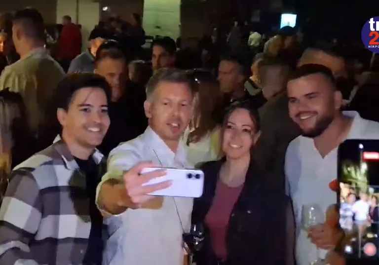 Magyar Péter miniszterelnök is ott járt szombaton este Szekszárdon a bornapokon