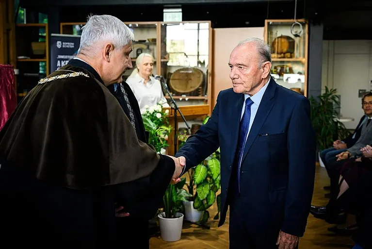 Gyémántdiplomát kapott a szekszárdi bútoripar nagy öregje