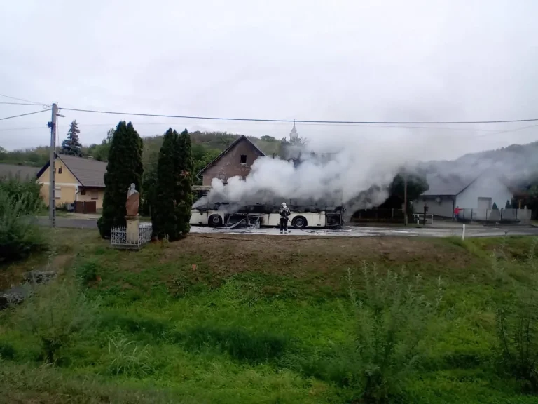 Kigyulladt és leégett egy menetrend szerinti busz Nagyvejkén