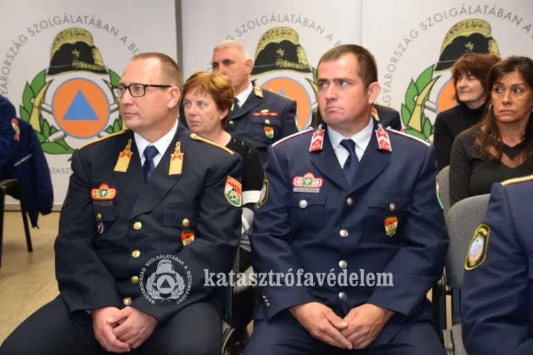 A tűzoltók is az 1956-os forradalom és szabadságharc hőseire emlékeztek és elismeréseket adtak át